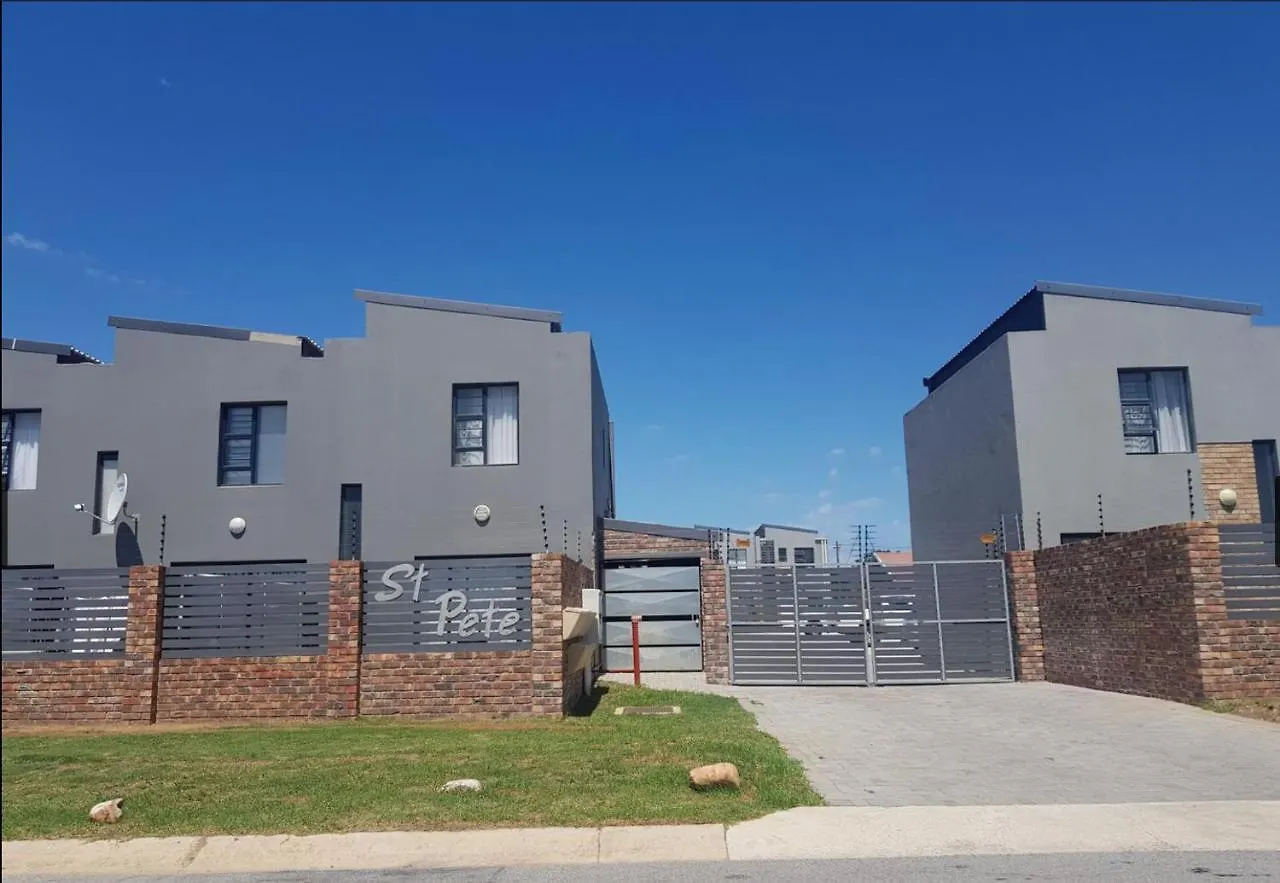 Luxury Suites At St Petes Duplex Townhouse Newton Park ЮАР
